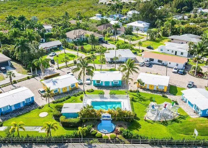 Poolfront Cottage Near Beach With Full Kitchen!
