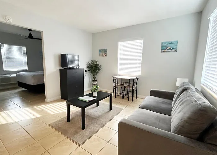 Poolfront Cottage Near Beach With Full Kitchen!
