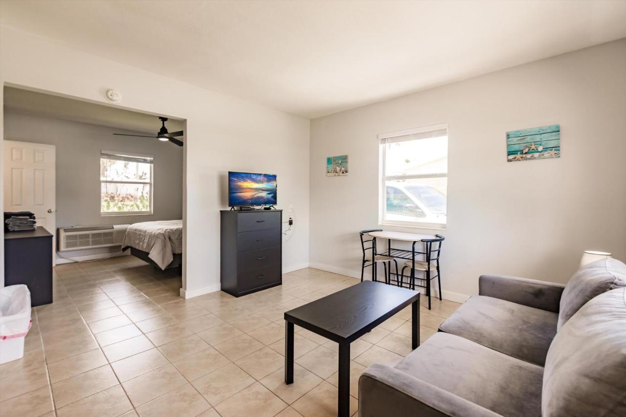 Casa de Férias Poolfront Near With Full Kitchen! *