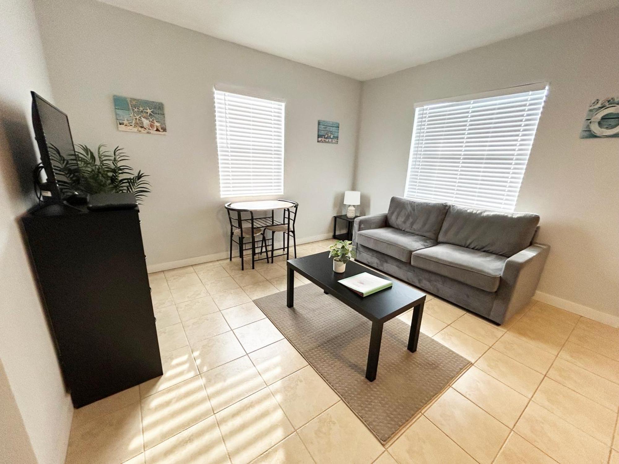 Poolfront Near With Full Kitchen! * Fort Myers