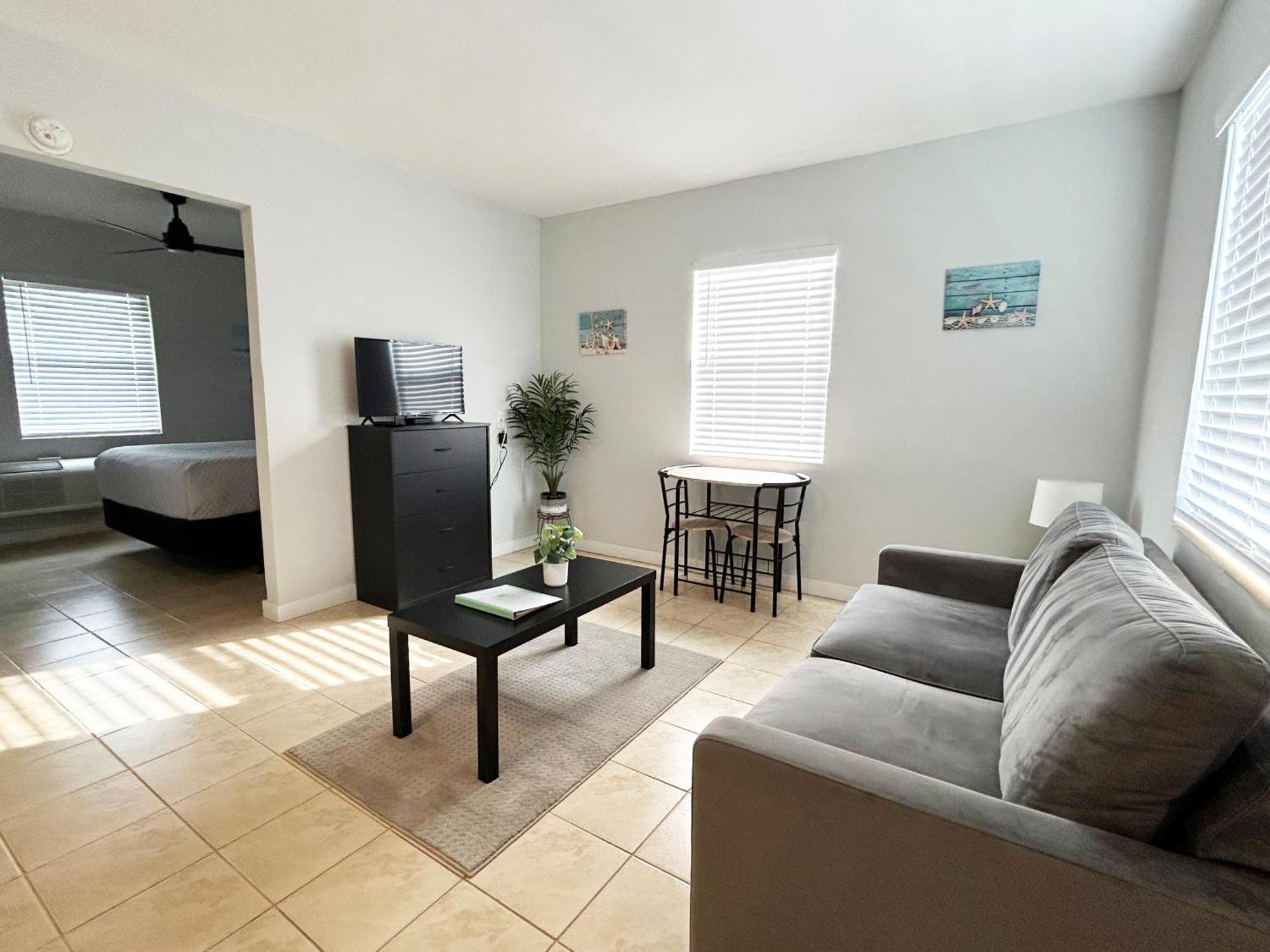 Poolfront Near With Full Kitchen! Holiday home Fort Myers